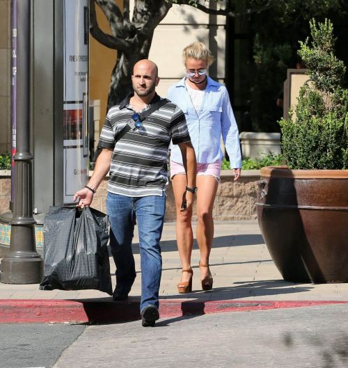 Britney Spears Out And About In West Hills 1