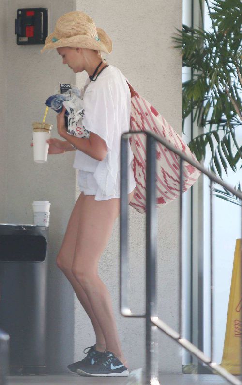 Kelly Rohrbach Throwing out some trash at a valet in Santa Monica 7