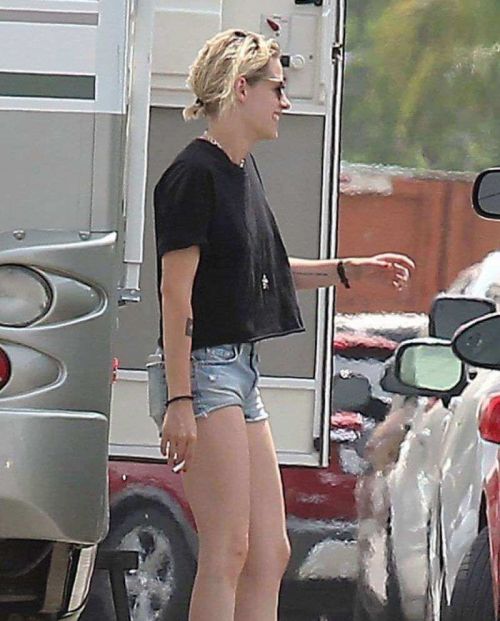 Kristen Stewart Preparing For A Road Trip in Los Angeles 4