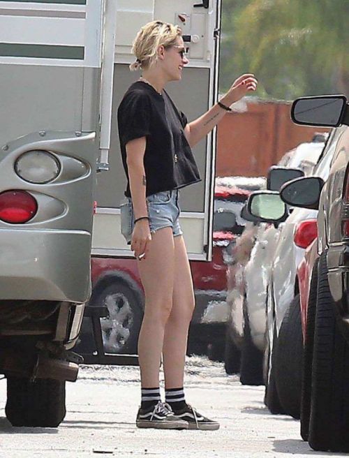 Kristen Stewart Preparing For A Road Trip in Los Angeles 16