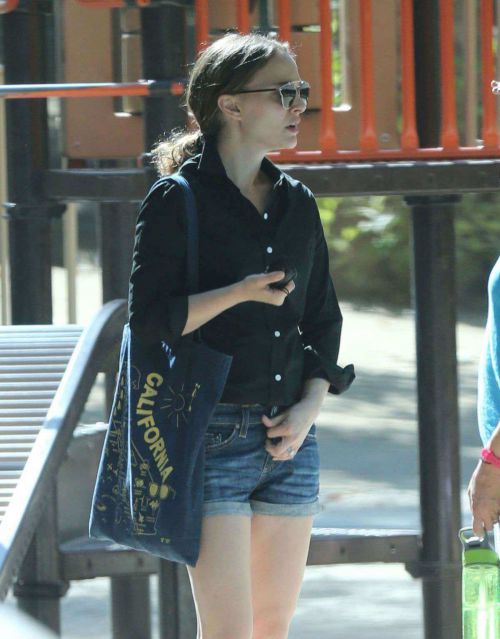 Natalie Portman in Jeans Shorts Out at a Park in Los Angeles 17