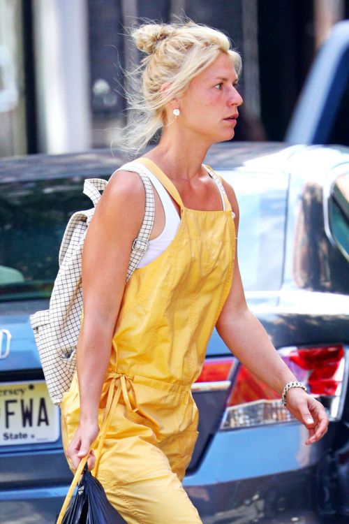 Claire Danes in Yellow Jumpsuit Out in New York - 14/09/2016 2