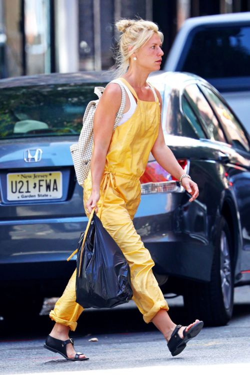 Claire Danes in Yellow Jumpsuit Out in New York - 14/09/2016 6