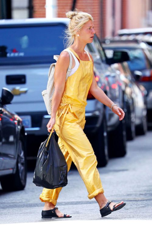 Claire Danes in Yellow Jumpsuit Out in New York - 14/09/2016 10