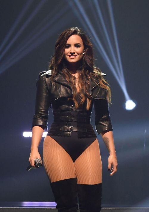 Demi Lovato Performs at Honda Civic Your in San Jose - 14/09/2016 5