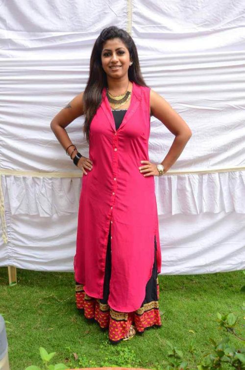 Geethanjali at Avanthika Movie Launch Photos 1