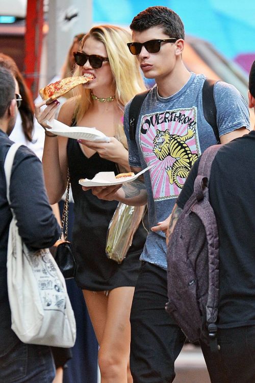 Hailey Clauson Stills Eating Pizza Out in New York 11