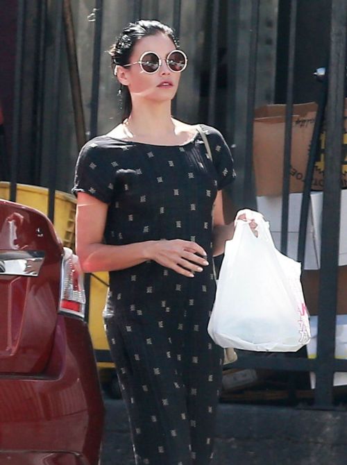 Jenna Dewan Stills Out for Lunch at Jumpin