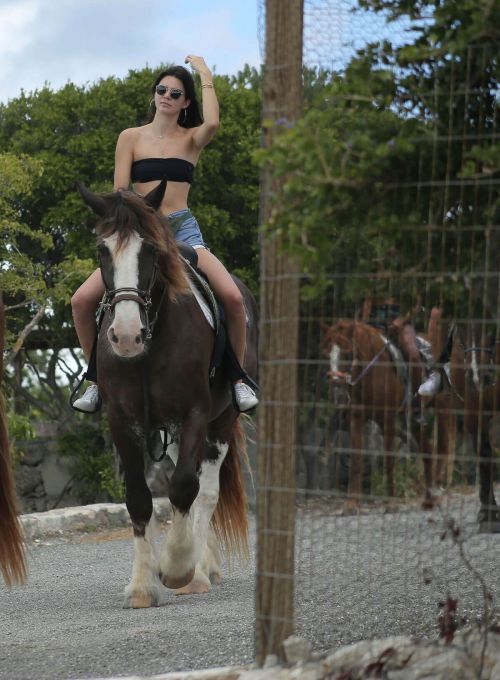 Kendall Jenner at Horseback Riding at a Beach in Turks - 15/09/2016 6