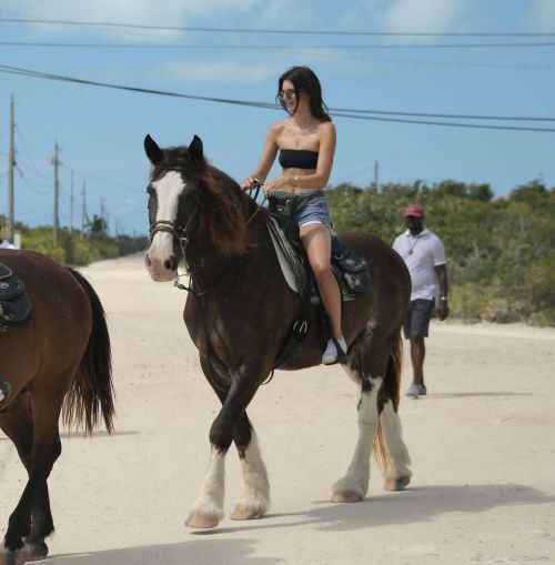 Kendall Jenner at Horseback Riding at a Beach in Turks - 15/09/2016 10