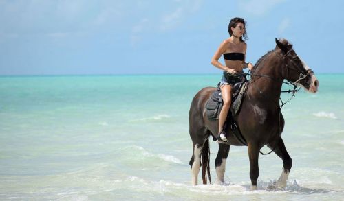 Kendall Jenner at Horseback Riding at a Beach in Turks - 15/09/2016 19