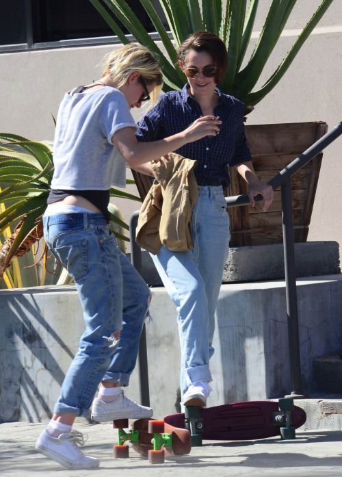Kristen Stewart in Ripped Jeans Out in West Hollywood - 16/09/2016 3