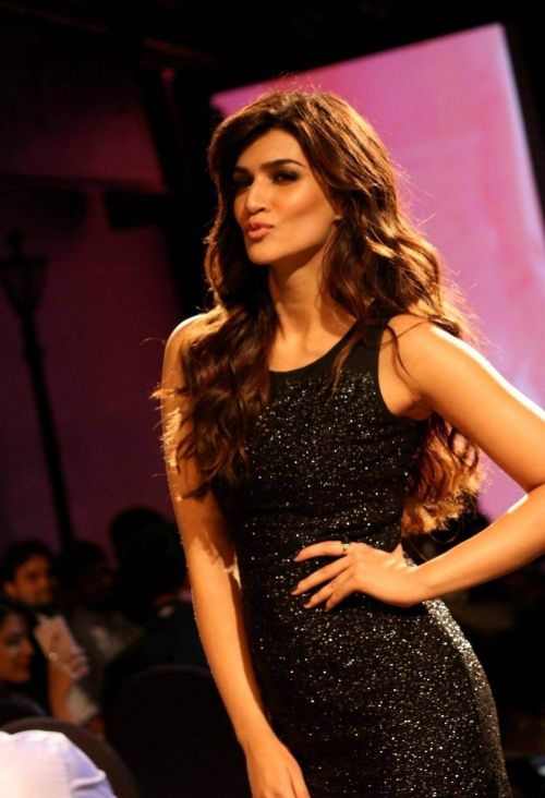 Kriti Sanon at Uspl Fashion Show 2016 Photos 2