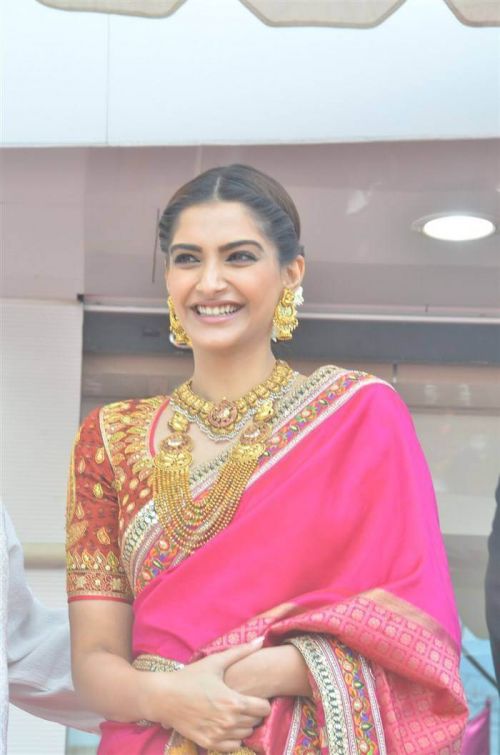 Sonam Kapoor at Kalyan Jewellers Inaguration Photos 2