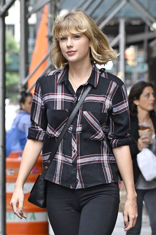 Taylor Swift Stills Out and About in New York 1