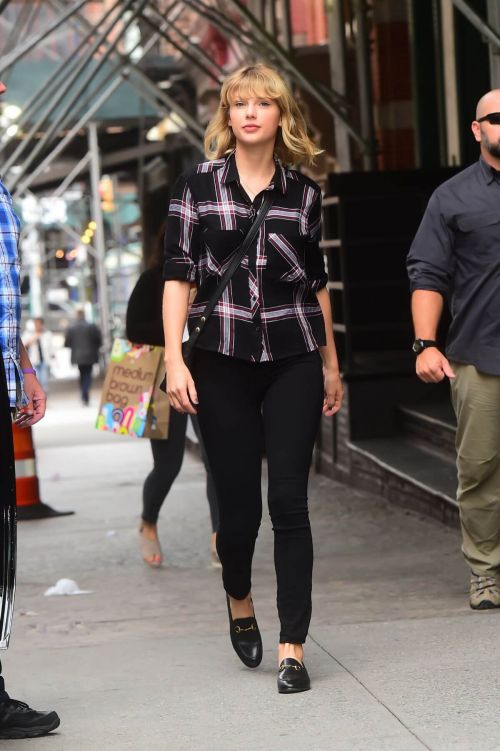 Taylor Swift Stills Out and About in New York 3