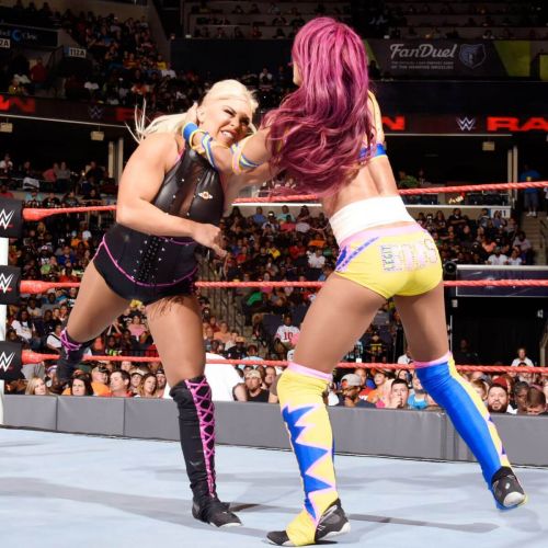 WWE Raw : Sasha Banks & Becky Lynch def. WWE Women Champion Charlotte & Dana Brooke 16