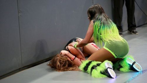 WWE SmackDown Live : Nikki Bella & Naomi vs. Natalya & Carmella - 20/09/2016 5