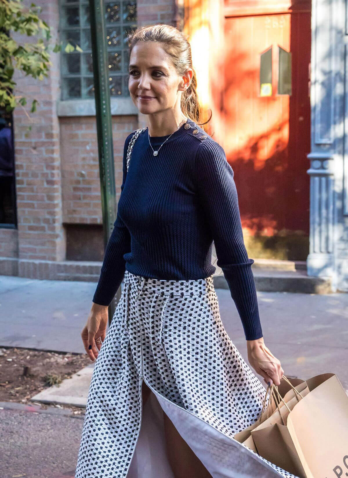 Katie Holmes Stills Out Shopping in New York