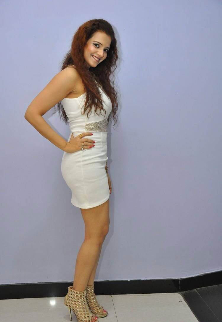 Saloni at Meelo Evaru Koteeswarudu Movie Audio Launch Photos