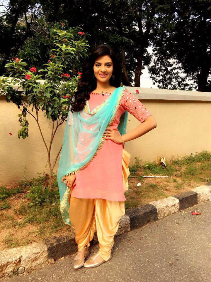 Srimukhi in Salmon Pink Colour Top Photos