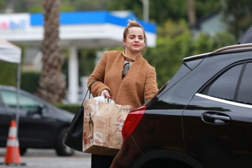 Mena Suvari Stills Shopping at Bristol Farms in West Hollywood 14