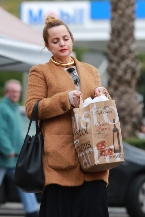 Mena Suvari Stills Shopping at Bristol Farms in West Hollywood 1