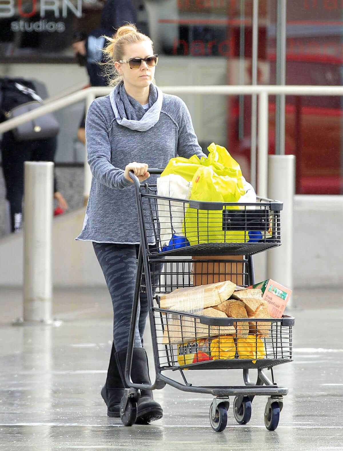 Amy Adams Shopping for Groceries in Los Angeles