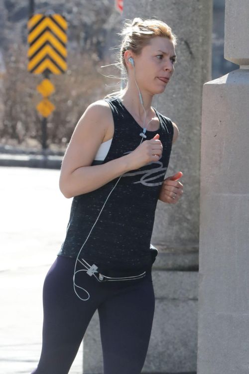 Claire Danes Stills Out Jogging in New York 2