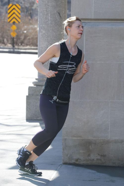 Claire Danes Stills Out Jogging in New York 3