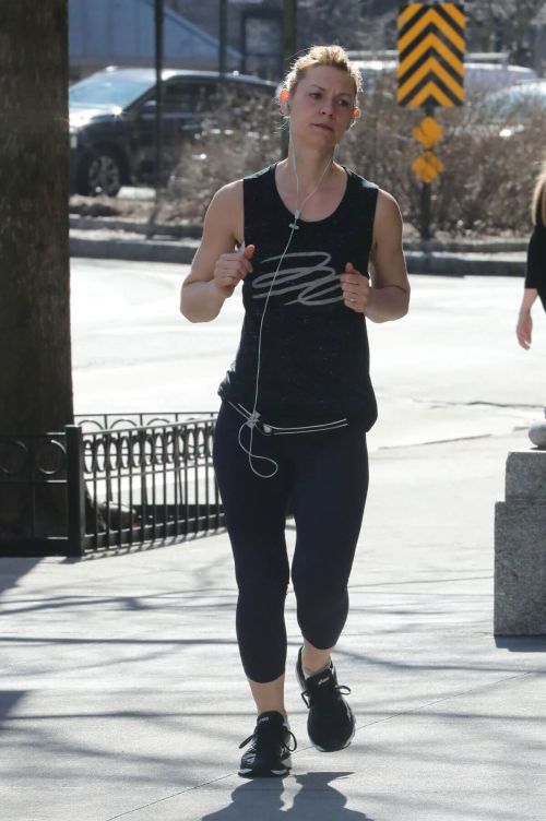 Claire Danes Stills Out Jogging in New York 9