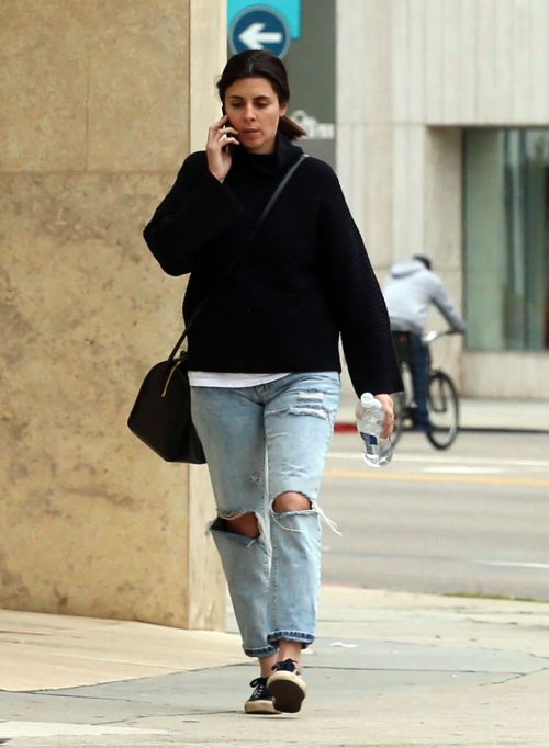 Jamie-Lynn Sigler Stills in Ripped Jeans Out in Los Angeles 1