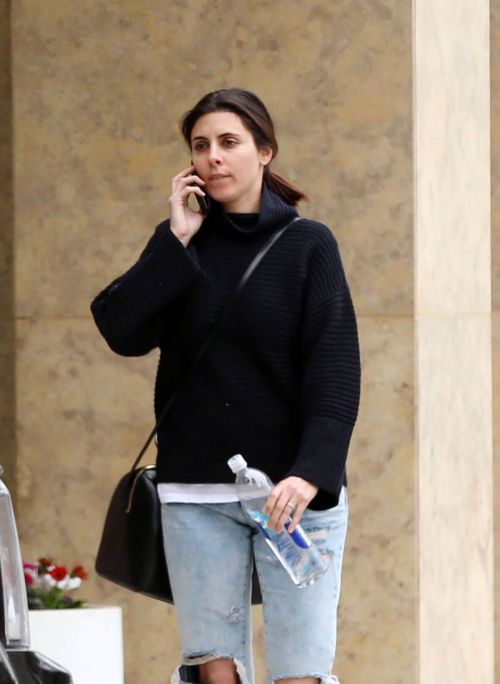 Jamie-Lynn Sigler Stills in Ripped Jeans Out in Los Angeles 4