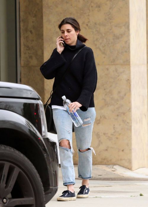 Jamie-Lynn Sigler Stills in Ripped Jeans Out in Los Angeles 5