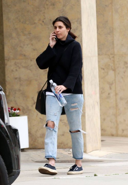 Jamie-Lynn Sigler Stills in Ripped Jeans Out in Los Angeles 6