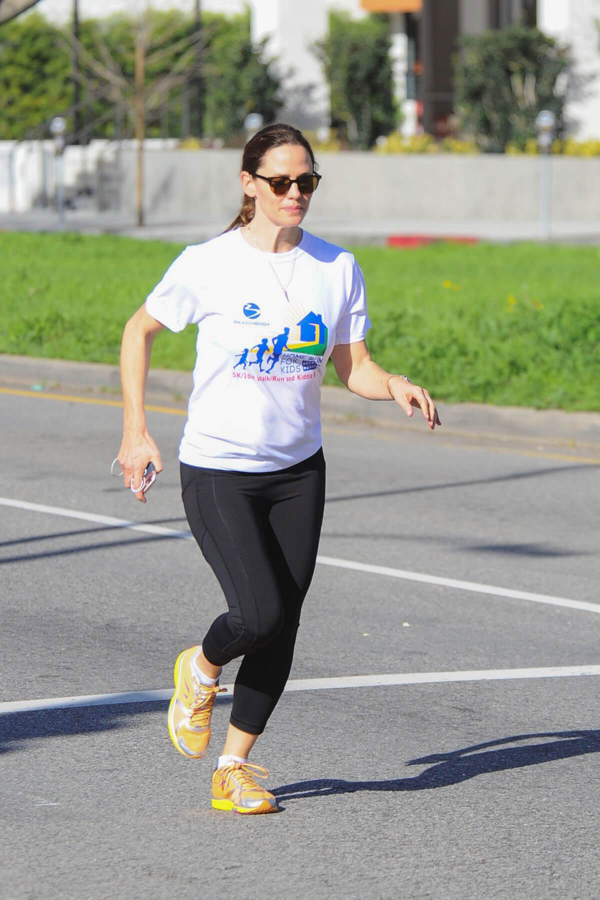 Jennifer Garner Runs a Marathon in Los Angeles