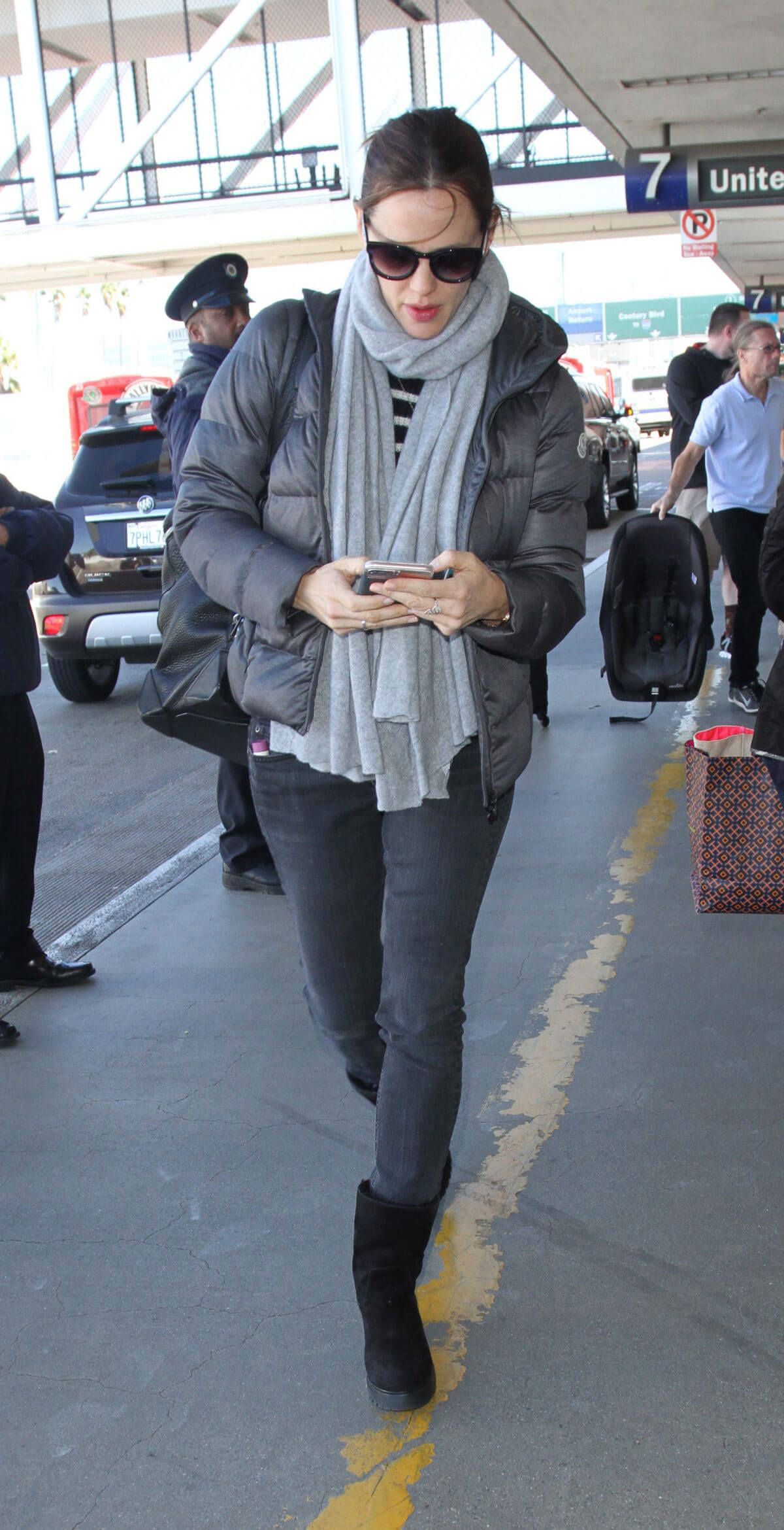 Jennifer Garner Stills at LAX Airport in Los Angeles