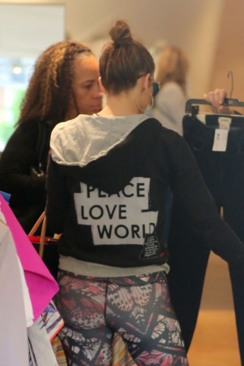 Jennifer Lopez Shopping in Beverly Hills 10