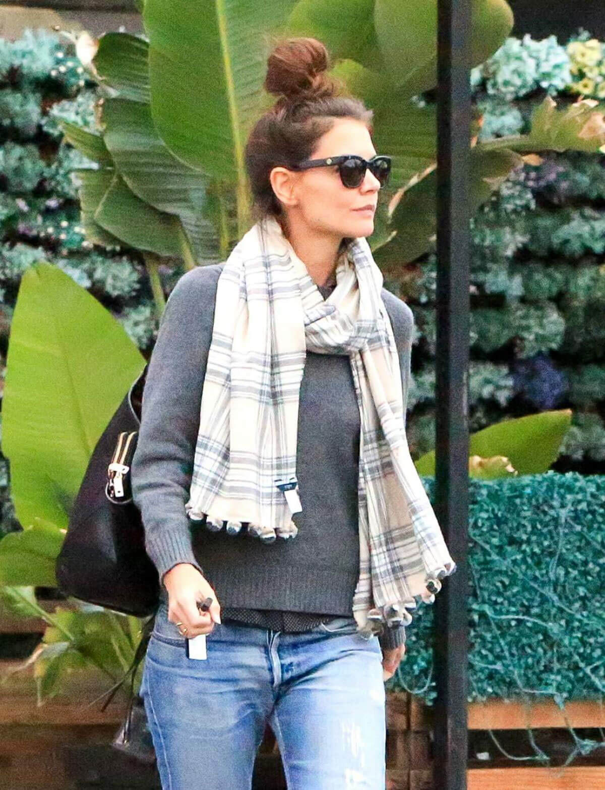 Katie Holmes Out for Lunch at Jasmine Thai in Calabasas