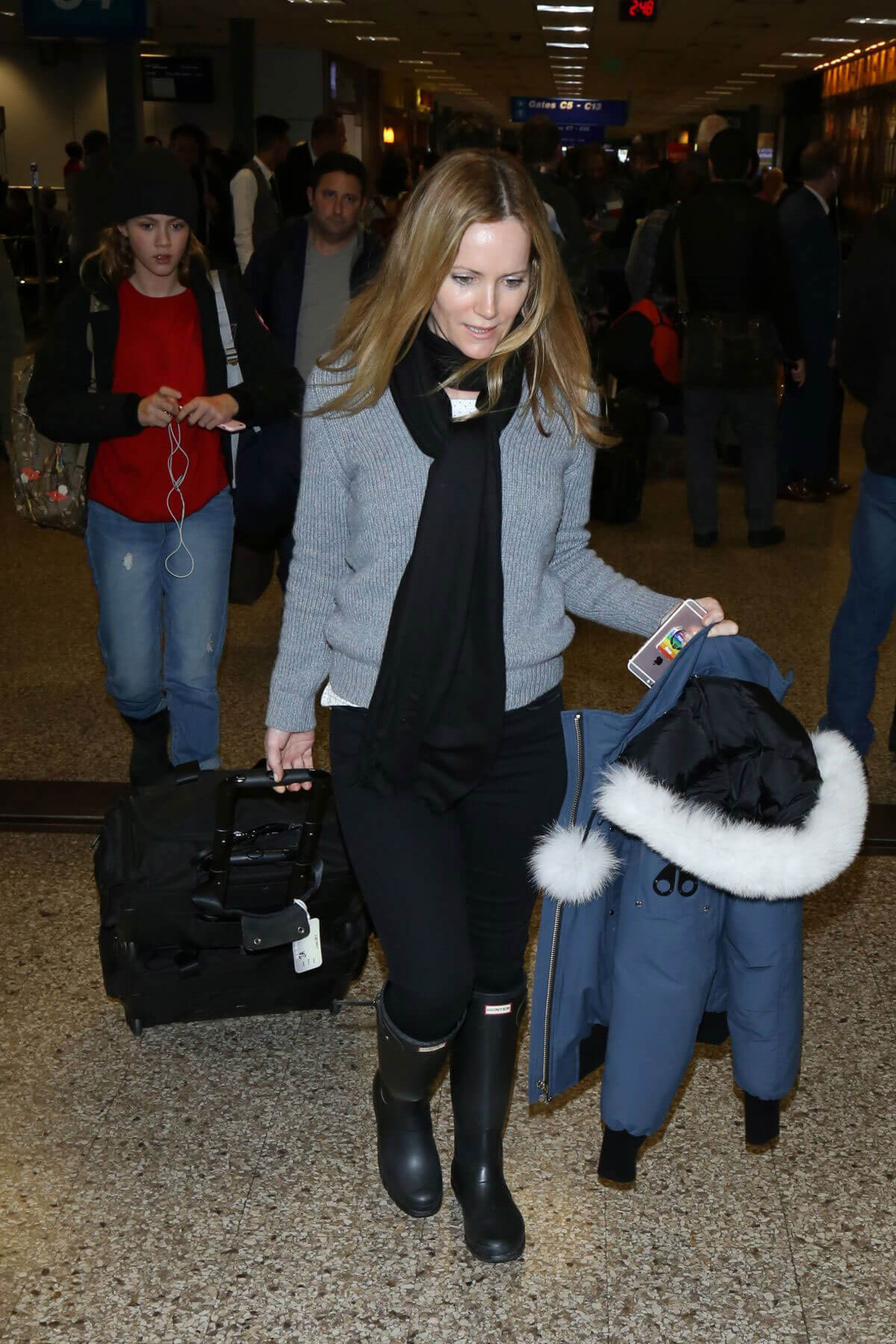 Leslie Mann Arrives in Salt Lake City