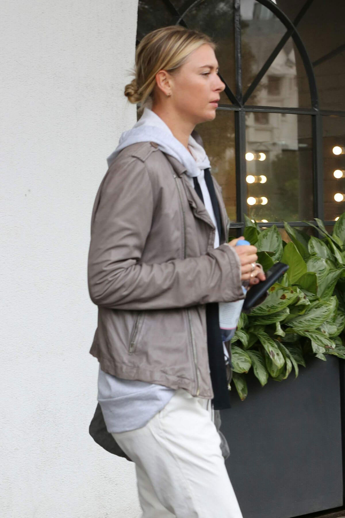 Maria Sharapova at a Hair Salon in Los Angeles