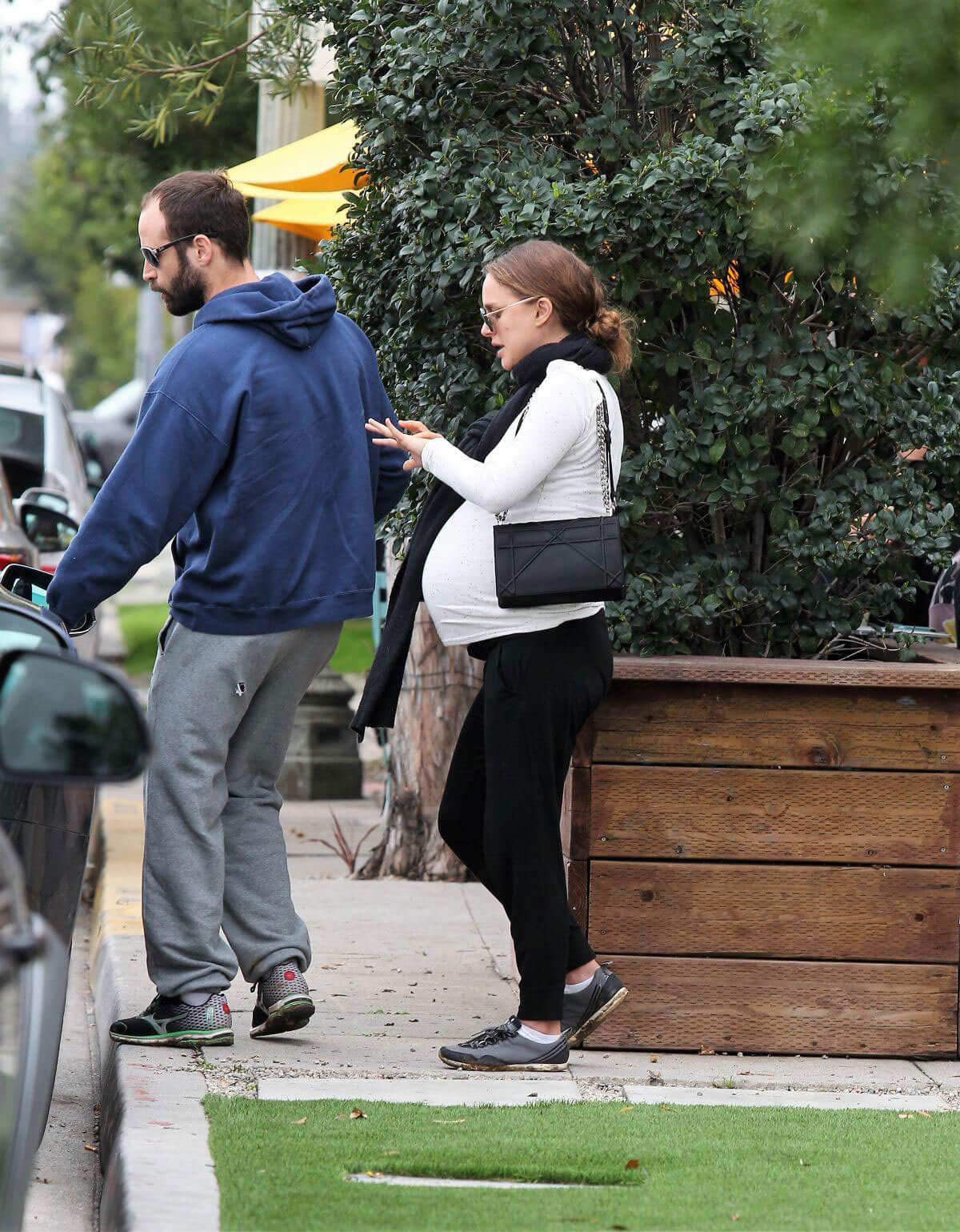 Pregnant Natalie Portman Stills Out for Lunch in Los Feliz