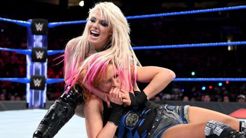 WWE SmackDown Live - Becky Lynch vs. Alexa Bliss (Women's Championship)