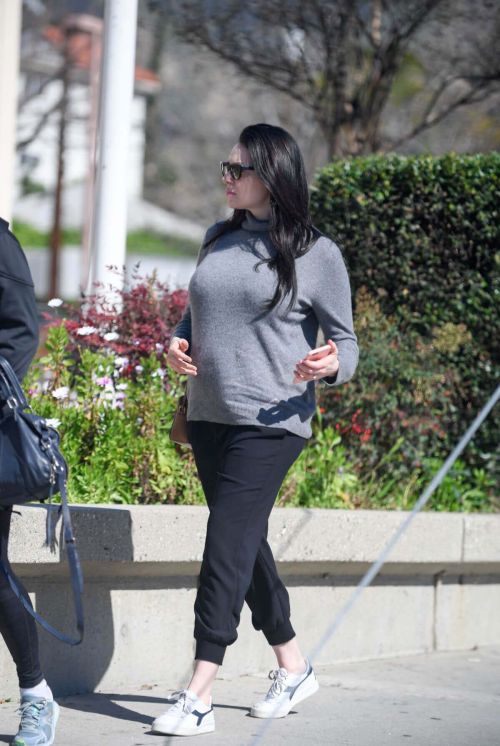 Pregnant Laura Prepon Stills Out and About in Glendale 2