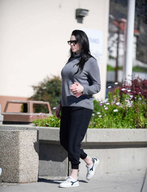 Pregnant Laura Prepon Stills Out and About in Glendale 6