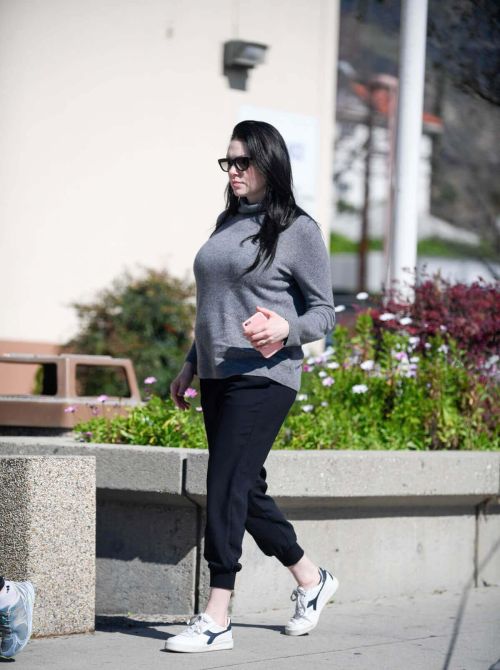 Pregnant Laura Prepon Stills Out and About in Glendale 7