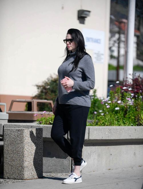 Pregnant Laura Prepon Stills Out and About in Glendale 8