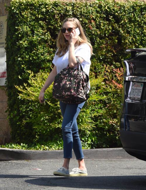 Amanda Seyfried at Coffee bean & Tea Leaf in Los Angeles 1