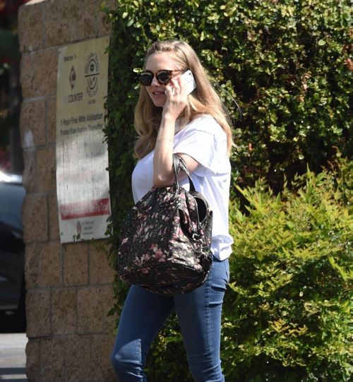 Amanda Seyfried at Coffee bean & Tea Leaf in Los Angeles 2