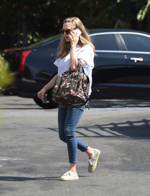 Amanda Seyfried at Coffee bean & Tea Leaf in Los Angeles 6